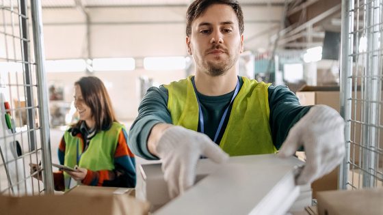 Photo of pick-and-pack worker in Pick-and-Pack-Warehouse